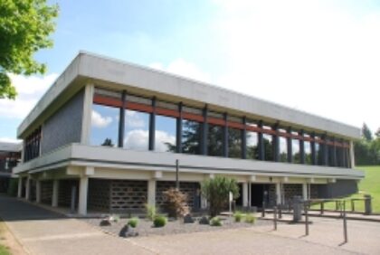 File source: http://de.wikipedia.org/wiki/Datei:DRA-Tagungsr%C3%A4ume.jpg